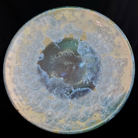 Porcelain bowl glazed with a macrocrystalline glaze