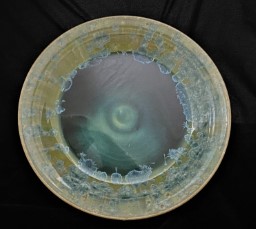 Porcelain platter glazed with macrocrystalline glaze